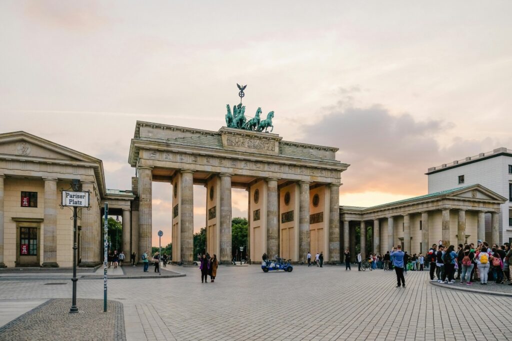 Das Bild zeigt das berühmte Brandenburger Tor in Berlin am Pariser Platz. Das imposante Bauwerk mit seinen majestätischen Säulen und der geflügelten Wagenstatue auf der Spitze zieht eine Menge Menschen an, die sich hier aufhalten, fotografieren und die Atmosphäre genießen. Wenn Sie erfolgreiches Marketing auf Facebook in Deutschland betreiben möchten, können Bilder wie dieses eine große Rolle spielen. Zeigen Sie die Einzigartigkeit und das kulturelle Erbe Deutschlands, wie das Brandenburger Tor. Erstellen Sie engaging - Inhalte, wie Stories über die Geschichte des Denkmals oder Events in der Nähe. Nutzen Sie passende Hashtags wie #BrandenburgerTor, #Berlin und #Deutschland, um Ihre Reichweite zu erhöhen. Interagieren Sie mit Ihren Followern, beantworten Sie Kommentare und teilen Sie sich auch User - generated Content, um eineCommunity um Ihre Marke aufzubauen.
