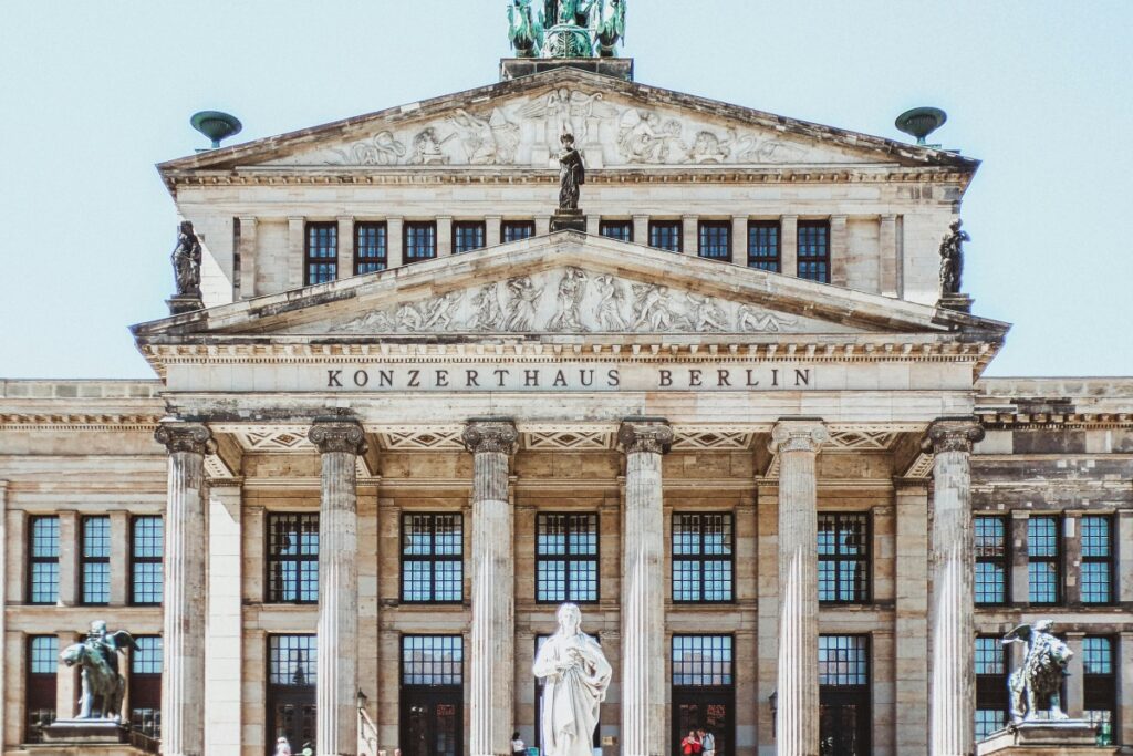 Das Bild zeigt das imposante Konzertgebäude des Konzerthauses Berlin. Mit seinen breiten Säulen, den detaillierten Friesen und den Skulpturen, sowohl auf der Spitze als auch an den Seiten, strahlt das Gebäude eine majestätische und historische Atmosphäre aus. Auf Instagram Deutschland gibt es verschiedene Möglichkeiten, um Ihre Marke erfolgreich aufzubauen. Mit Bildern wie diesem können Sie die kulturelle Vielfalt und den Charme Deutschlands vermitteln. Wenn Ihre Marke etwa mit Kunst, Kultur oder Lifestyle verbunden ist, können Sie Storys oder Beiträge über das Konzerthaus und seine Bedeutung für Berlin und die Musikszene erstellen. Nutzen Sie passende Hashtags wie #KonzerthausBerlin, #BerlinKultur und interagieren Sie mit Ihren Followern, um Ihre Marke in der deutschen Instagram - Community sichtbarer zu machen und zu vertiefen.