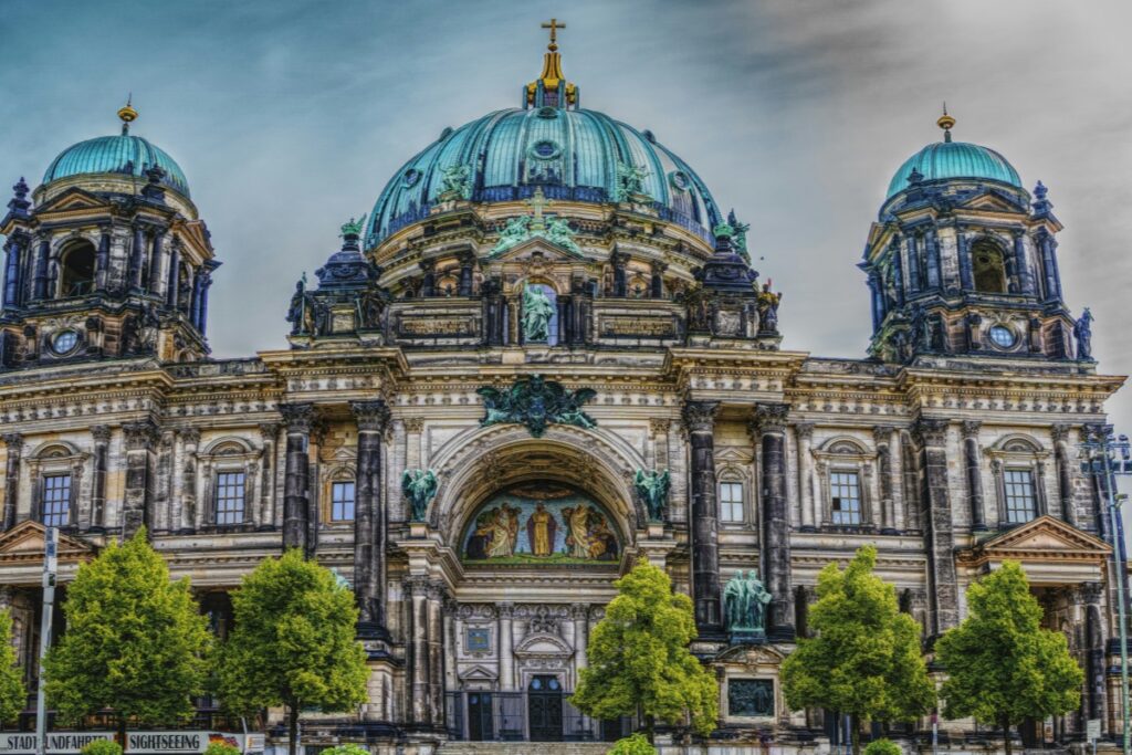 In diesem Bild ist das berühmte Berliner Dom in voller Pracht zu sehen. Der imposante Dom mit seinem großen, türkisblauen Kuppeldach und den beiden Seitentürmen fasziniert mit seiner detailreichen Architektur. Skulpturen und Reliefs zieren den Baus, und vor dem Dom stehen grüne Bäume, die die Schönheit des Gebäudes noch betonen. Auf Pinterest Deutschland hat visuellem Marketing für E - Commerce eine enorme Kraft. Mit Bildern wie diesem können E - Commerce - Unternehmen die Attraktivität und Einzigartigkeit Deutschlands vermitteln. Sie können Pinnwände erstellen, in denen sie das Berliner Dom - Thema miteinander verbinden und dazu passende Produkte wie Souvenirs, Kunstwerke oder Designartikel vorstellen. Dadurch können sie die Aufmerksamkeit von Nutzern auf Pinterest wecken und ihnen eine visuelle Reise durch Deutschland bieten, während sie gleichzeitig ihre Produkte präsentieren und den Verkauf ankurbeln.