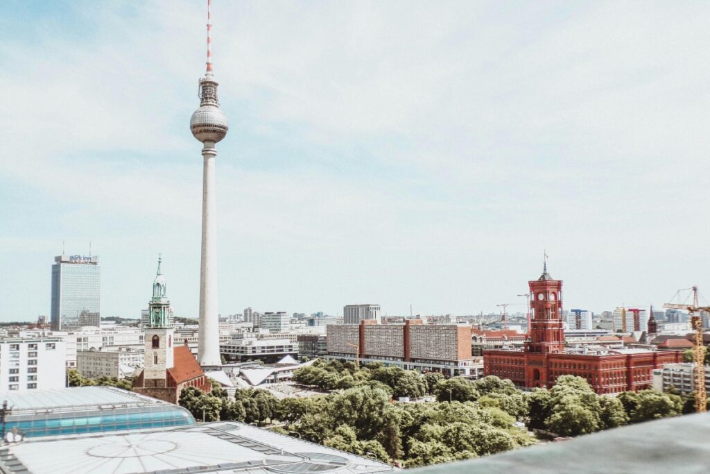 Dieses Foto zeigt eine beeindruckende Stadtlandschaft von Berlin. Der Fernsehturm, ein Wahrzeichen der Stadt, ragt prominent in den Himmel. Daneben sind verschiedene Gebäude zu sehen, von modernen Hochhäusern bis hin zu historischen Kirchentürmen. Grün durchzieht die Szene, mit Bäumen, die die Urbanität aufweichen. Auf TikTok Deutschland möchten viele Benutzer wissen, wie ihre Videos viral werden können. Mit Bildern wie diesem können Sie auf TikTok auf die Attraktivität Berlins und seiner Sehenswürdigkeiten hinweisen. Zeigen Sie in Ihren Videos die Vielfalt der Stadt, teilen Sie interessante Fakten oder machen Sie eine virtuelle Stadtrundfahrt. Mit passenden Hashtags wie #Berlin, #Fernsehturm und spannendem Inhalt erhöhen Sie die Chancen, dass Ihre TikTok - Videos viral werden.