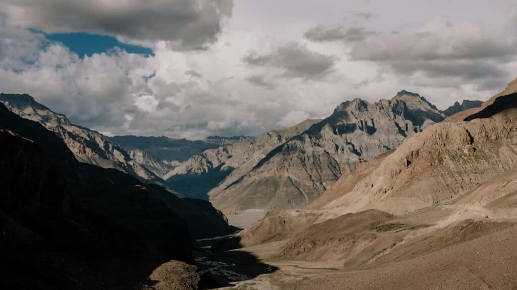 Praktischer Leitfaden fur deutsche Advertiser: Wie du Sri-Lanka Etsy-Creators findest, bewertest und fur neue Bekleidungs-Kollektionen buchst.