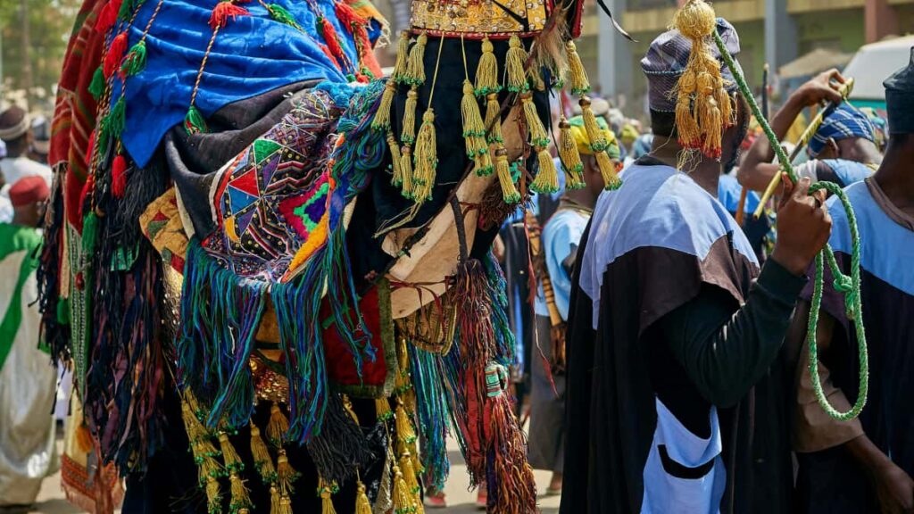 Praktischer Guide fur Creator in Deutschland: wie du libanesische Marken auf Roposo kontaktierst, Pitch, Preisstrategie und kulturelle Dos & Don'ts fur bezahlte Kooperationen.