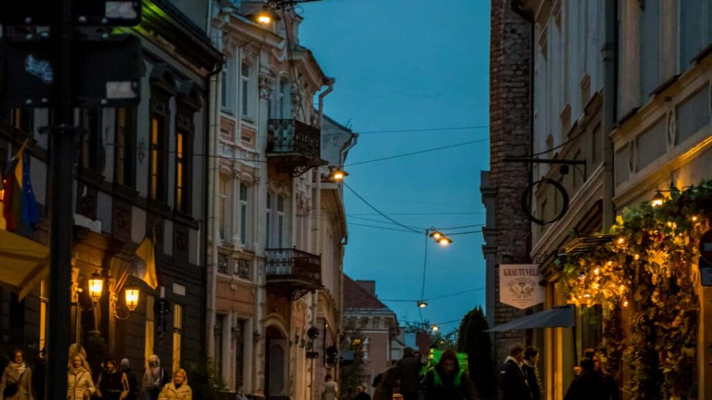 Praktischer Guide fur Creator in Deutschland: Wie du nigerianische Marken uber Apple Music fur Live-Brand-Demos kontaktierst, pitchst und gemeinsame Streams organisierst.